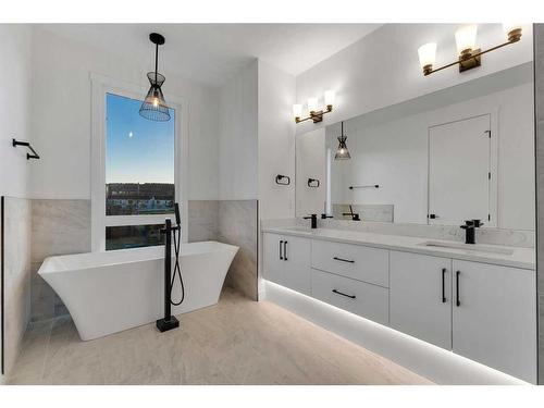 7106 & 7108 36 Avenue Nw, Calgary, AB - Indoor Photo Showing Bathroom