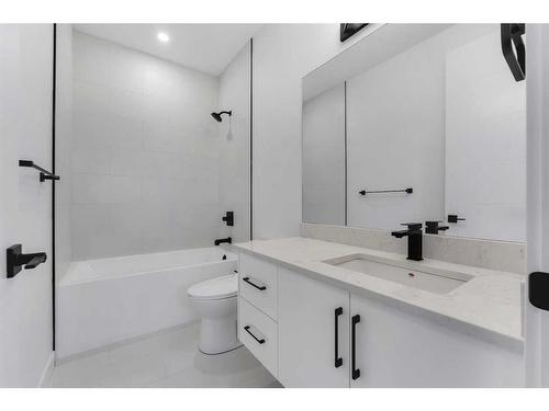 7106 & 7108 36 Avenue Nw, Calgary, AB - Indoor Photo Showing Bathroom