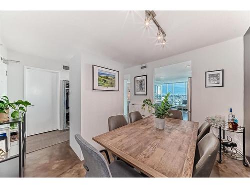 1706-188 15 Avenue Sw, Calgary, AB - Indoor Photo Showing Dining Room