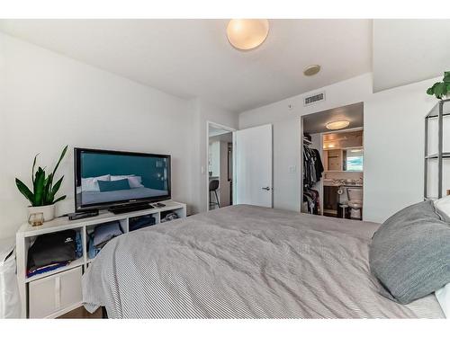 1706-188 15 Avenue Sw, Calgary, AB - Indoor Photo Showing Bedroom