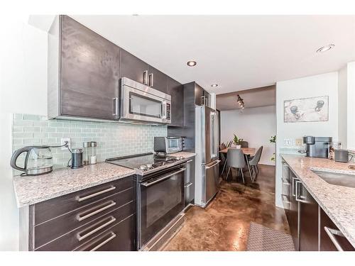 1706-188 15 Avenue Sw, Calgary, AB - Indoor Photo Showing Kitchen With Upgraded Kitchen