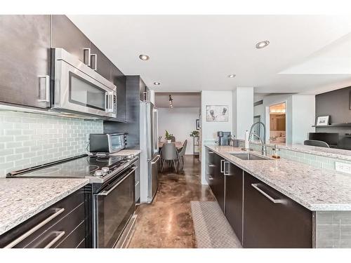 1706-188 15 Avenue Sw, Calgary, AB - Indoor Photo Showing Kitchen With Upgraded Kitchen