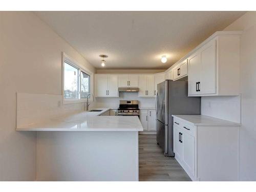 175 Bedwood Bay Ne, Calgary, AB - Indoor Photo Showing Kitchen