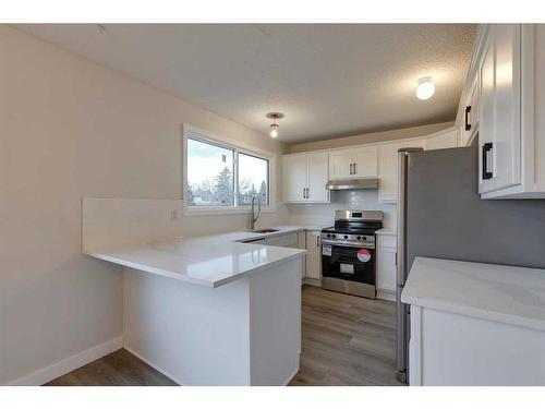 175 Bedwood Bay Ne, Calgary, AB - Indoor Photo Showing Kitchen