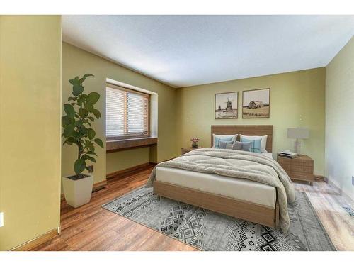 12 Park Road, Strathmore, AB - Indoor Photo Showing Bedroom