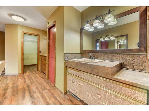 12 Park Road, Strathmore, AB - Indoor Photo Showing Bathroom