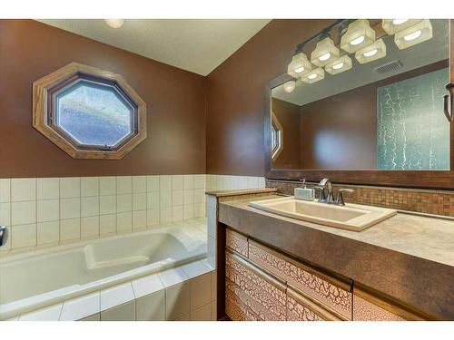 12 Park Road, Strathmore, AB - Indoor Photo Showing Bathroom