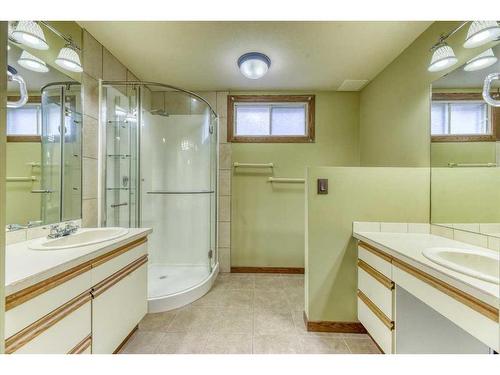 12 Park Road, Strathmore, AB - Indoor Photo Showing Bathroom