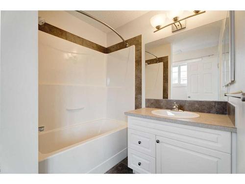 174 Clydesdale Way, Cochrane, AB - Indoor Photo Showing Bathroom