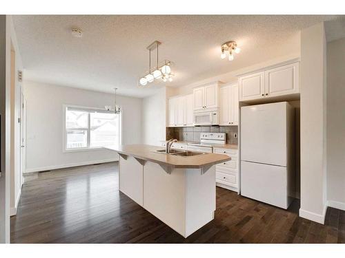 174 Clydesdale Way, Cochrane, AB - Indoor Photo Showing Kitchen