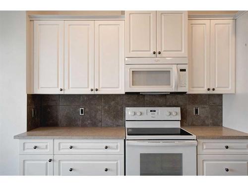 174 Clydesdale Way, Cochrane, AB - Indoor Photo Showing Kitchen