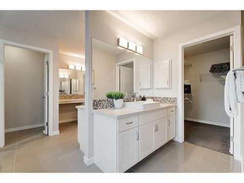 17 Riviera Place, Cochrane, AB - Indoor Photo Showing Bathroom