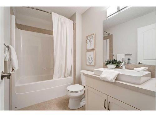 17 Riviera Place, Cochrane, AB - Indoor Photo Showing Bathroom