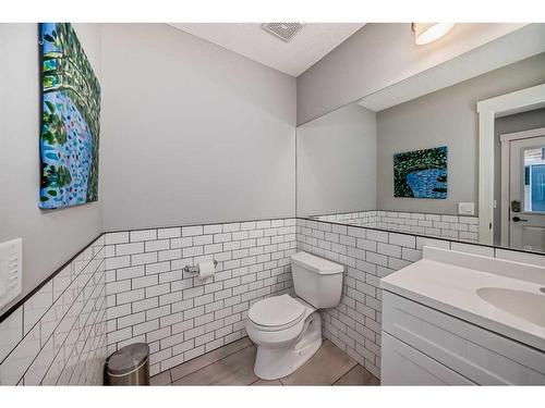 73 Fireside Bend, Cochrane, AB - Indoor Photo Showing Bathroom