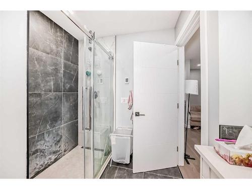 73 Fireside Bend, Cochrane, AB - Indoor Photo Showing Bathroom