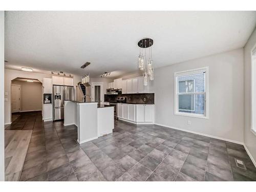 135 Cougarstone Square Sw, Calgary, AB - Indoor Photo Showing Kitchen