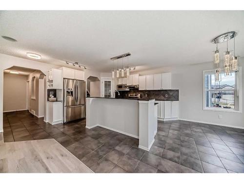 135 Cougarstone Square Sw, Calgary, AB - Indoor Photo Showing Kitchen