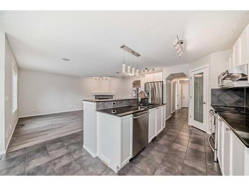 135 Cougarstone Square Sw, Calgary, AB - Indoor Photo Showing Kitchen