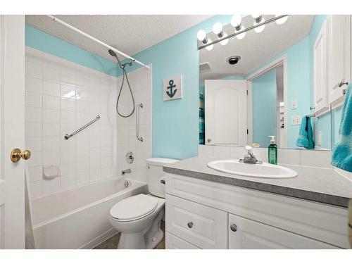 206-30 Sierra Morena Mews Sw, Calgary, AB - Indoor Photo Showing Bathroom