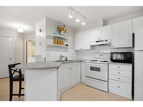 206-30 Sierra Morena Mews Sw, Calgary, AB - Indoor Photo Showing Kitchen