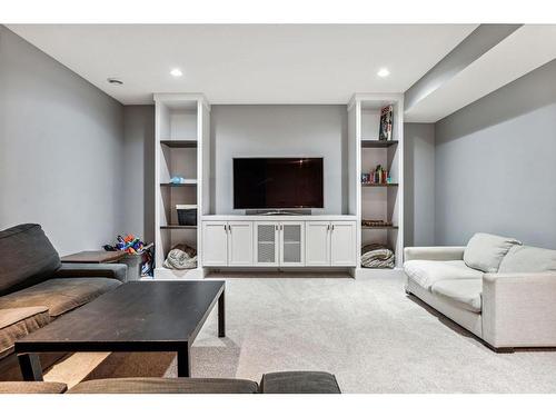 303 Tusslewood Terrace Nw, Calgary, AB - Indoor Photo Showing Living Room