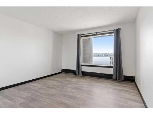 305-3727 42 Street Nw, Calgary, AB - Indoor Photo Showing Other Room