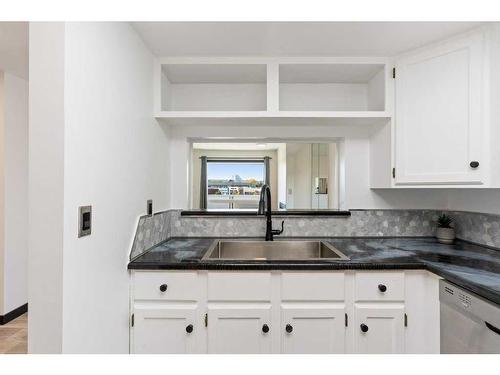 305-3727 42 Street Nw, Calgary, AB - Indoor Photo Showing Kitchen