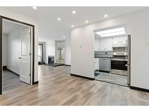 305-3727 42 Street Nw, Calgary, AB - Indoor Photo Showing Kitchen