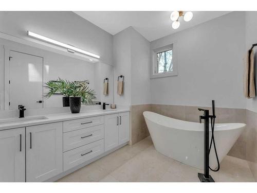 908 39 Street Sw, Calgary, AB - Indoor Photo Showing Bathroom