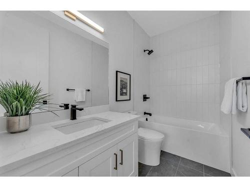 908 39 Street Sw, Calgary, AB - Indoor Photo Showing Bathroom