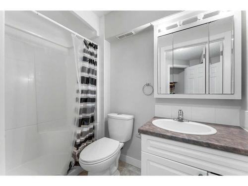 52 Shawbrooke Manor Sw, Calgary, AB - Indoor Photo Showing Bathroom