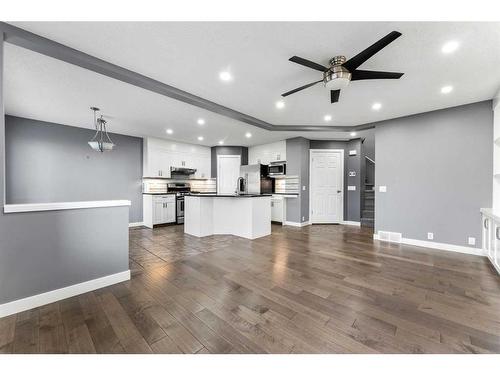 52 Shawbrooke Manor Sw, Calgary, AB - Indoor Photo Showing Kitchen