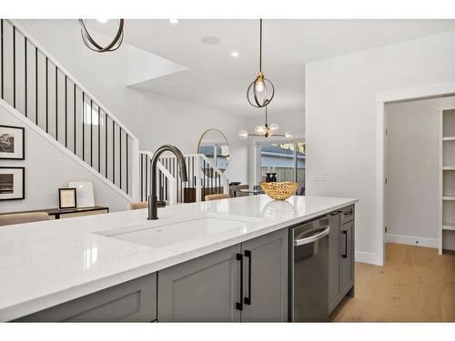 226 33 Avenue Ne, Calgary, AB - Indoor Photo Showing Kitchen