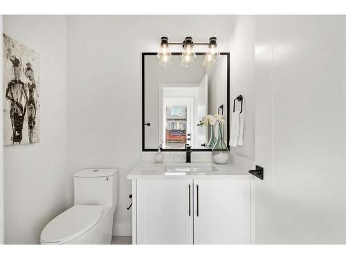 226 33 Avenue Ne, Calgary, AB - Indoor Photo Showing Bathroom