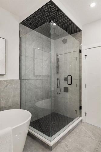 226 33 Avenue Ne, Calgary, AB - Indoor Photo Showing Bathroom