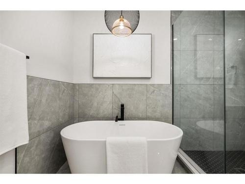 226 33 Avenue Ne, Calgary, AB - Indoor Photo Showing Bathroom