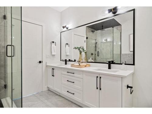 226 33 Avenue Ne, Calgary, AB - Indoor Photo Showing Bathroom