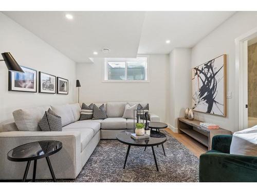 226 33 Avenue Ne, Calgary, AB - Indoor Photo Showing Living Room