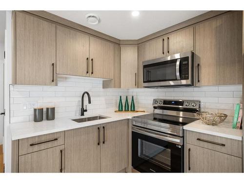 226 33 Avenue Ne, Calgary, AB - Indoor Photo Showing Kitchen With Upgraded Kitchen