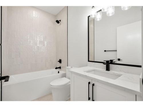 226 33 Avenue Ne, Calgary, AB - Indoor Photo Showing Bathroom