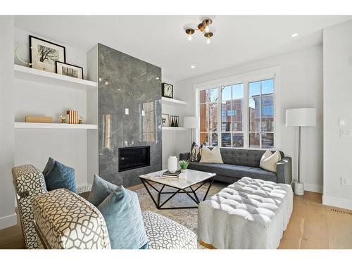 226 33 Avenue Ne, Calgary, AB - Indoor Photo Showing Living Room