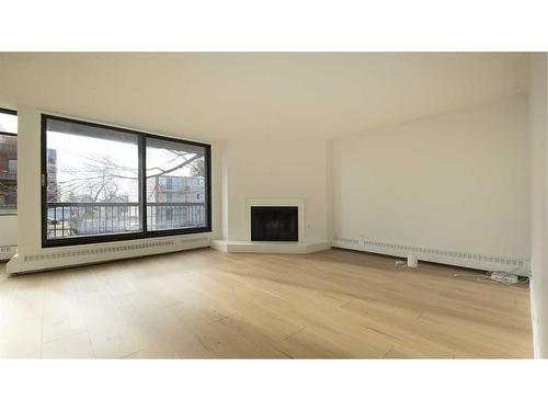 302-345 4 Avenue Ne, Calgary, AB - Indoor With Fireplace