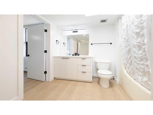 302-345 4 Avenue Ne, Calgary, AB - Indoor Photo Showing Bathroom