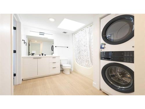 302-345 4 Avenue Ne, Calgary, AB - Indoor Photo Showing Laundry Room