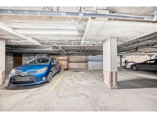 302-345 4 Avenue Ne, Calgary, AB - Indoor Photo Showing Garage