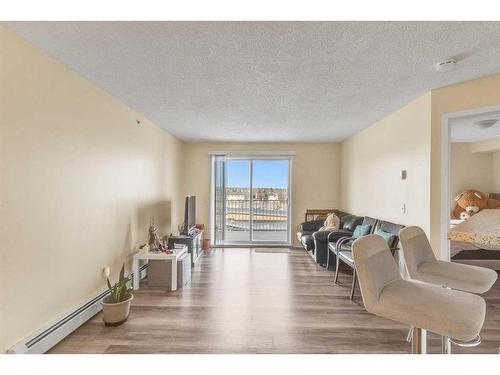 415-1000 Somervale Court Sw, Calgary, AB - Indoor Photo Showing Living Room