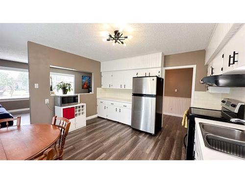 202 2Nd Ave Ne, Sundre, AB - Indoor Photo Showing Kitchen With Double Sink