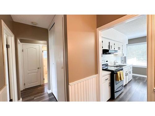 202 2Nd Ave Ne, Sundre, AB - Indoor Photo Showing Kitchen With Double Sink