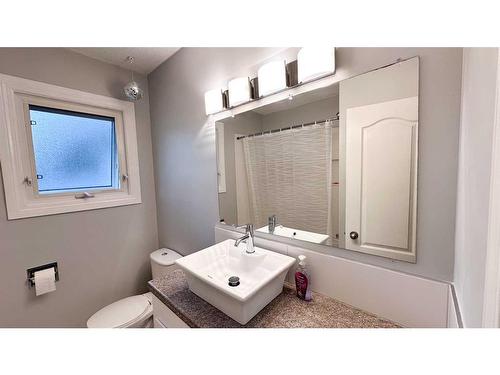 202 2Nd Ave Ne, Sundre, AB - Indoor Photo Showing Bathroom