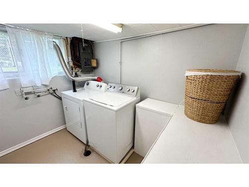 202 2Nd Ave Ne, Sundre, AB - Indoor Photo Showing Laundry Room